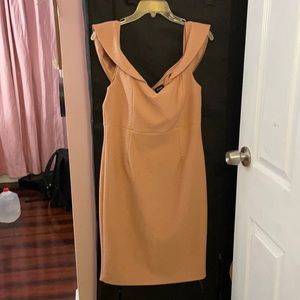Bardot size 10 mauve off the shoulder midi dress.
Drop shoulder sleeves.